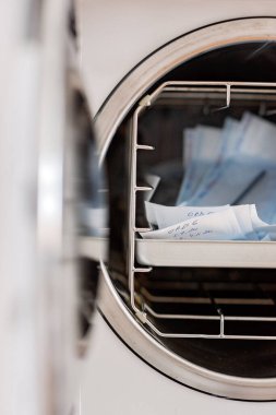 Tıbbi çamaşır makinesinde cerrahi ve diş aletleri ve sterilize etmek için otoklavi. Ekipman kullanmak için tıbbi hijyen.