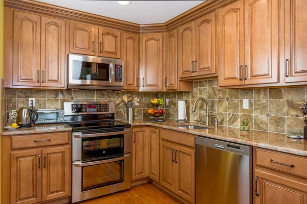 Cocina gabinetes de madera moca — Foto de Stock