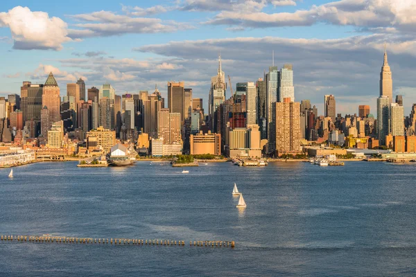 New Yorks midtown skyline över Hudsonfloden — Stockfoto