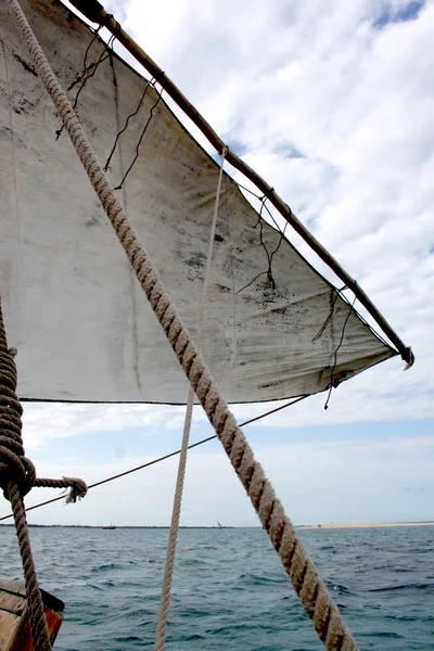 Dhow plachta na modré vodě v zanzibar — Stock fotografie