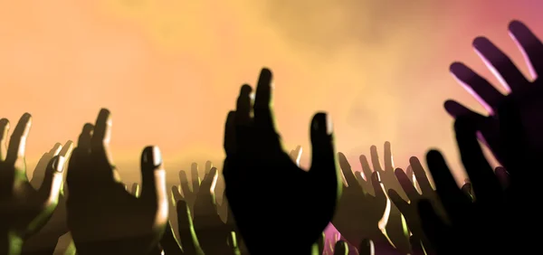 Közönség kezét és fények koncerten — Stock Fotó