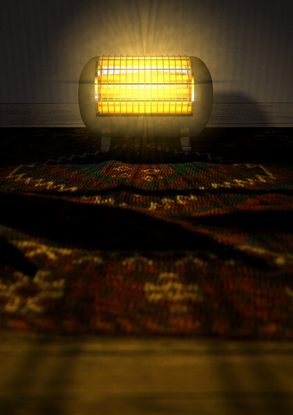Винтажный нагреватель на персидском ковре
