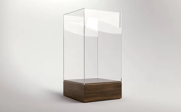 在独立的白色工作室背景上的一个带有木制底座的空正方形玻璃显示盒 3D渲染 — 图库照片