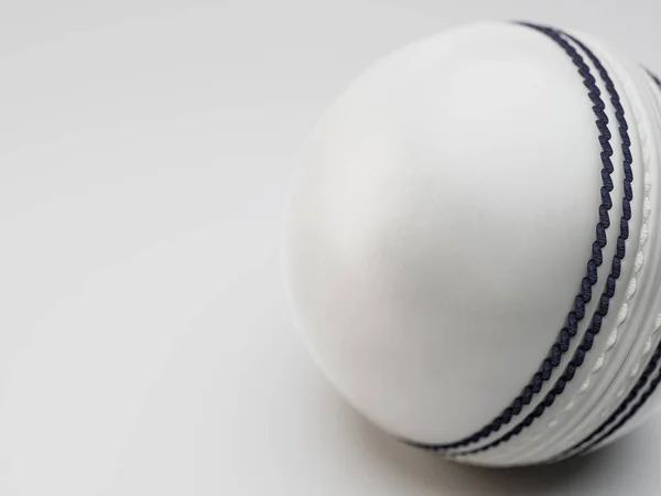 Una Pelota Cricket Blanca Regular Con Costuras Navales Sobre Fondo —  Fotos de Stock
