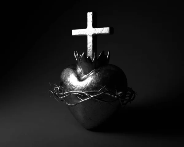在黑暗的工作室背景上对耶稣神圣心脏的银铸 3D渲染 — 图库照片