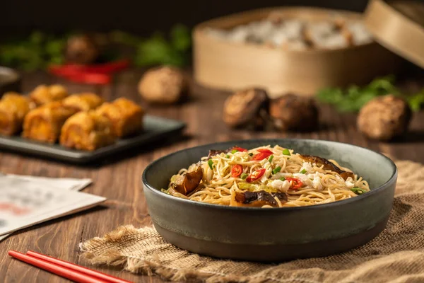 Χορτοφαγικά Νουντλς Σπιτικά Νουντλς Παραδοσιακό Ασιατικό Στιγμιαίο Noodles Γεύμα Μανιτάρια Εικόνα Αρχείου