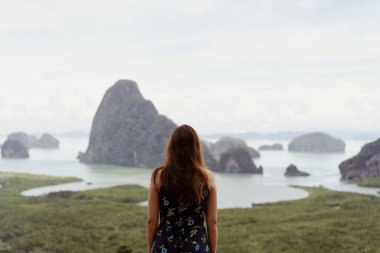 Samed Nang Chee Bay dağ manzaralı gezginler Tayland 'da görünmeyen Phang Nga eyaletinde seyahat ediyorlar. Phuket Eyaleti yakınlarında, Tayland