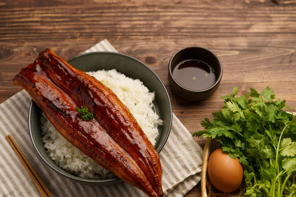 Zbliżenie Japoński Węgorz Grillowany Serwowane Nad Ryżem Lub Unagi Don — Zdjęcie stockowe