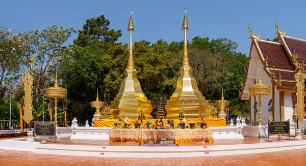 Due Pagode Oro Wat Phra Doi Tung Provincia Chiang Rai — Foto Stock