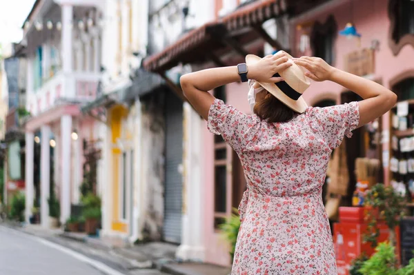 Travelers Mask Walking Street Phuket Old Town Building Sino Portuguese —  Fotos de Stock