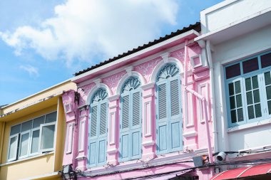 Phuket, Tayland 'daki Phuket Eski Şehir Bölgesi' nde Sino Portekiz Binası mimarisi olan eski bir şehir..