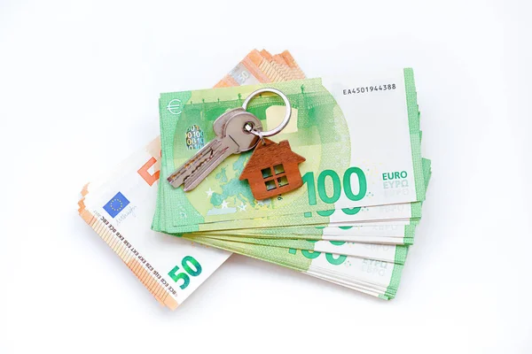 Conceito de investimento imobiliário. Contas de euro, dinheiro ou habitação. Chaves close-up — Fotografia de Stock