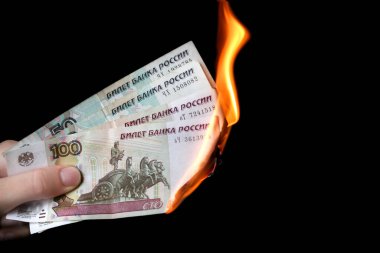 Rus Rublesi banknotları yakmak. Kriz ve enflasyon