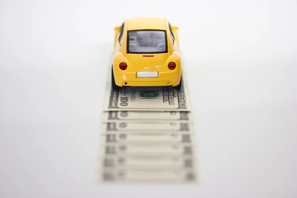 Carro de brinquedo e dinheiro — Fotografia de Stock