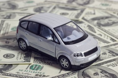 oyuncak araba ve para