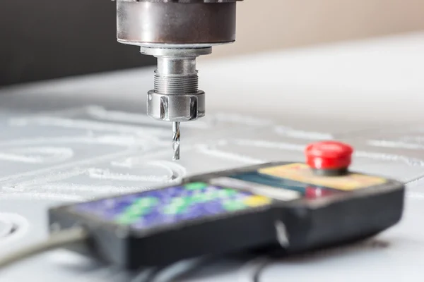 Máquina de gravação para processamento de materiais com um controle remoto — Fotografia de Stock