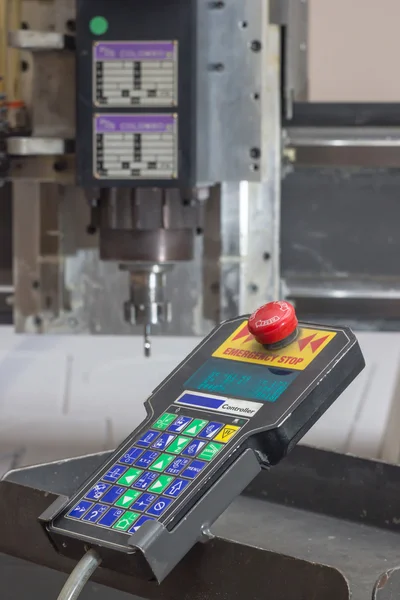 Máquina de grabado para el procesamiento de materiales con un control remoto — Foto de Stock