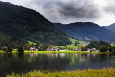 Eylül 'de fiyortlarda güzel bir Norveç manzarası. Kuzey Avrupa 'nın muhteşem manzarası.