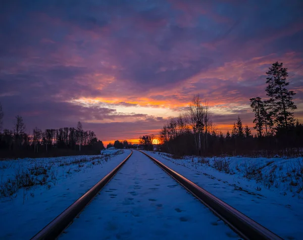 Bellissimo Paesaggio Invernale Con Binari Ferroviari Durante Tramonto Paesaggio Innevato — Foto Stock