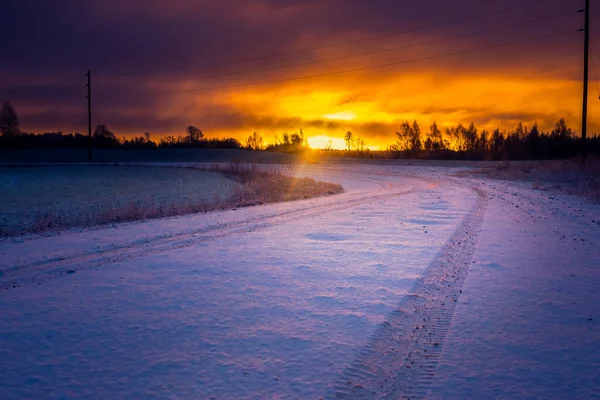 Piękny Śnieżny Krajobraz Wschodu Słońca Drogą Zimowy Poranek Krajobraz Północnej — Zdjęcie stockowe