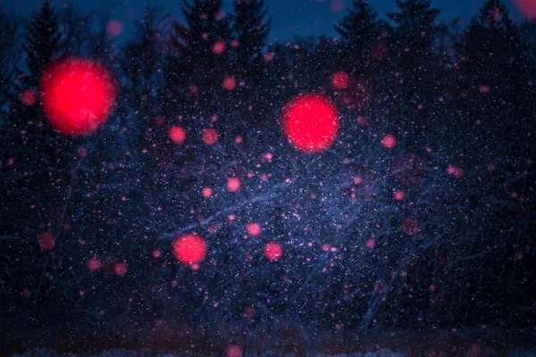 Художня Зимова Сцена Червоним Снігом Штучним Світлом Сніжний Пейзаж Яскравим — стокове фото