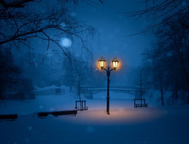 Karlı Riga 'nın gece manzarası - Letonya' nın başkenti. Kuzey Avrupa 'nın kış resmi.
