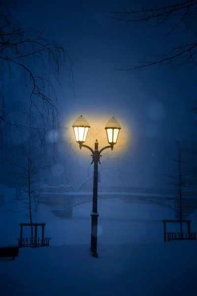 Een Nacht Landschap Van Besneeuwde Riga Hoofdstad Van Letland Winterfoto — Stockfoto