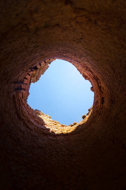 Ormandaki eski kırmızı tuğlalardan oluşan güneşli bir bahar günü manzarası. Kuzey Avrupa 'daki eski bina..