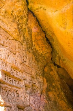 Kuzey Avrupa 'daki nehrin yakınındaki güzel kumtaşı mağaraları. İlkbahar manzarası.