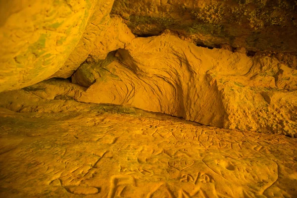 Belles Grottes Grès Près Rivière Europe Nord Paysage Printanier — Photo
