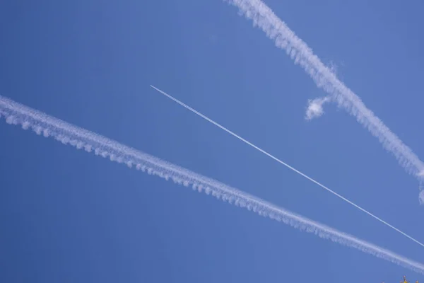 Güzel Mavi Gökyüzü Uçak Izleri Kuzey Avrupa Güneşli Bir Bahar — Stok fotoğraf