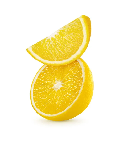 Üzerine beyaz arka planda izole edilmiş bir limon yarısı ve sulu bir dilim. Meyve kompozisyonu. Citrus suyu. Kozmetik ya da tatlı içecek ambalaj tasarımı için element. Vitaminli diyet yiyecekler, antioksidan..