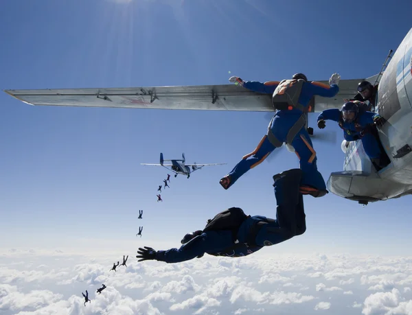 Parachutistes dans le ciel — Photo