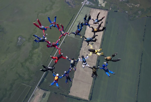 Paracaidistas en el cielo — Foto de Stock