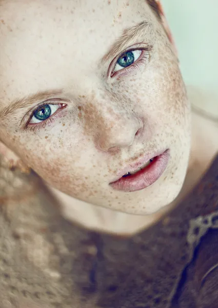 Mädchen mit Sommersprossen und blauen Augen Stockfoto