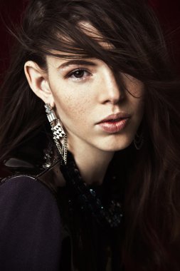 Olağandışı model büyük kulakları ve çiller ile