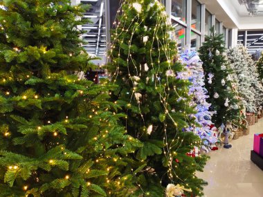 Depodaki Dekoratif Suni Noel ağaçları