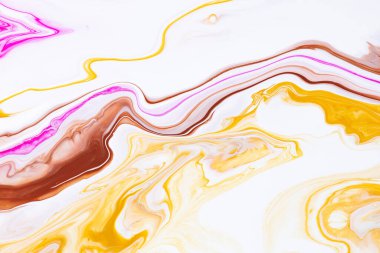 Sıvı sanat dokusu. Boya efektiyle soyut arkaplan. Sıvı akrilik sanat eseri ve sanatsal karışım. Baner veya duvar kağıdı olarak kullanılabilir. Pembe, beyaz ve sarı taşan renkler.