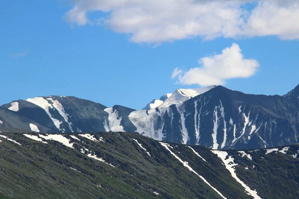 Snow Capped Rocky Ridges Peaks Glaciers Sky Clouds Sunny Summer — Stockfoto