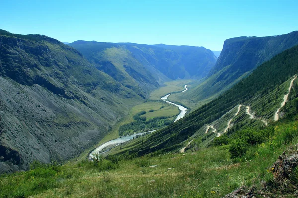 Altai 'deki Alp Vadisi' ndeki Chulyshman Dağı 'nın sağ tarafında bir nehir akar. Dağlarda bir yol, bir geçit, bir yaz mevsimi vardır.
