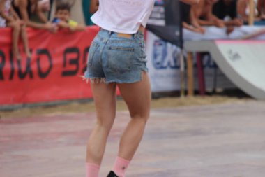 Longboard 'daki evrimler, bu sporcuların daha uzun bir kaykay kullanarak cinsiyet ayrımı yapmadan yaptığı fantastik evrimler.