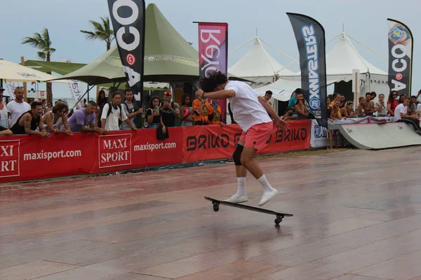 Evoluciones Longboard Evoluciones Fantásticas Estos Deportistas Sin Distinción Sexo Usando —  Fotos de Stock