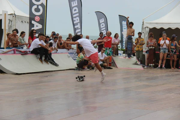 Evoluciones Longboard Evoluciones Fantásticas Estos Deportistas Sin Distinción Sexo Usando —  Fotos de Stock