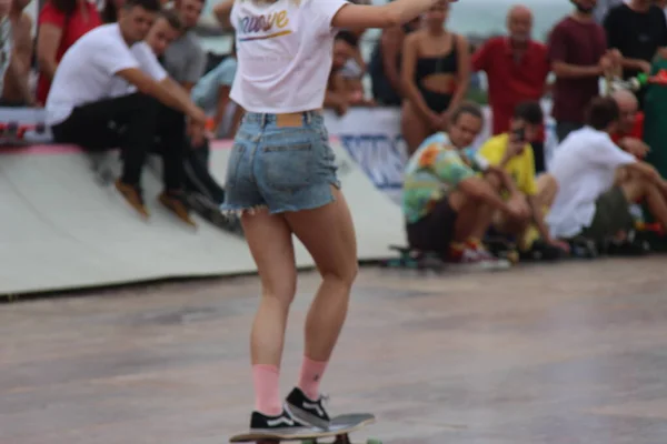 Évolutions Sur Longboard Évolutions Fantastiques Par Ces Sportifs Sans Distinction — Photo