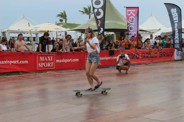 Vývoj Longboardu Fantastický Vývoj Těchto Sportovců Bez Rozdílu Pohlaví Pomocí — Stock fotografie