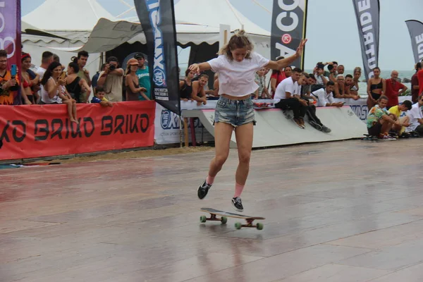 Evoluciones Longboard Evoluciones Fantásticas Estos Deportistas Sin Distinción Sexo Usando —  Fotos de Stock