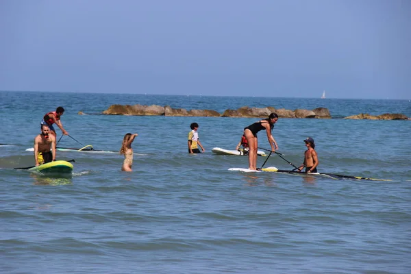 水上运动 夏天有许多体育运动要做 每个人都把自己投入水里去尝试 — 图库照片