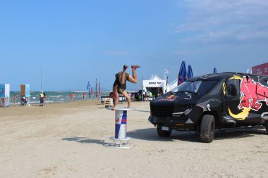 Sahilde antrenman yapan bir sporcu en iyi performansını sergiliyor.