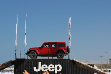 Off-road, yazın burada kumsalda cip en iyi olduğunu kanıtlayarak neler yapabileceğini gösteriyor.