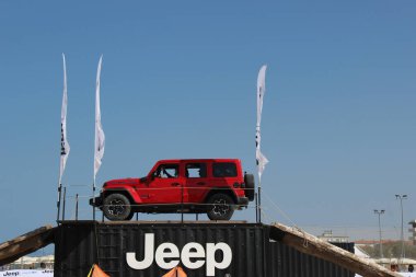 Off-road, yazın burada kumsalda cip en iyi olduğunu kanıtlayarak neler yapabileceğini gösteriyor.
